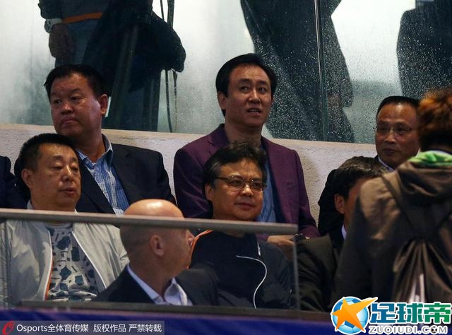 2008年经济危机爆发时，华尔街一家投资银行的阐发师皮特·苏利文（扎克瑞·昆图 Zachary Quinto 饰）发现公司的财富评估有着庞大的缝隙，行将致使银行的破产。公司高层连夜开会但愿拯救公司。富有经验的股票掮客人山姆·罗吉斯（凯文·史派西 Kevin Spacey 饰）、证券掮客人贾德·科恩（西蒙·贝克 Simon Baker 饰）、金融危机阐发师萨拉·罗伯特森（黛米·摩尔 Demi Moore 饰）、老总约翰·图尔德（杰瑞米·艾恩斯 Jeremy Irons 饰）都来到了会议现场。会经过议定定，银